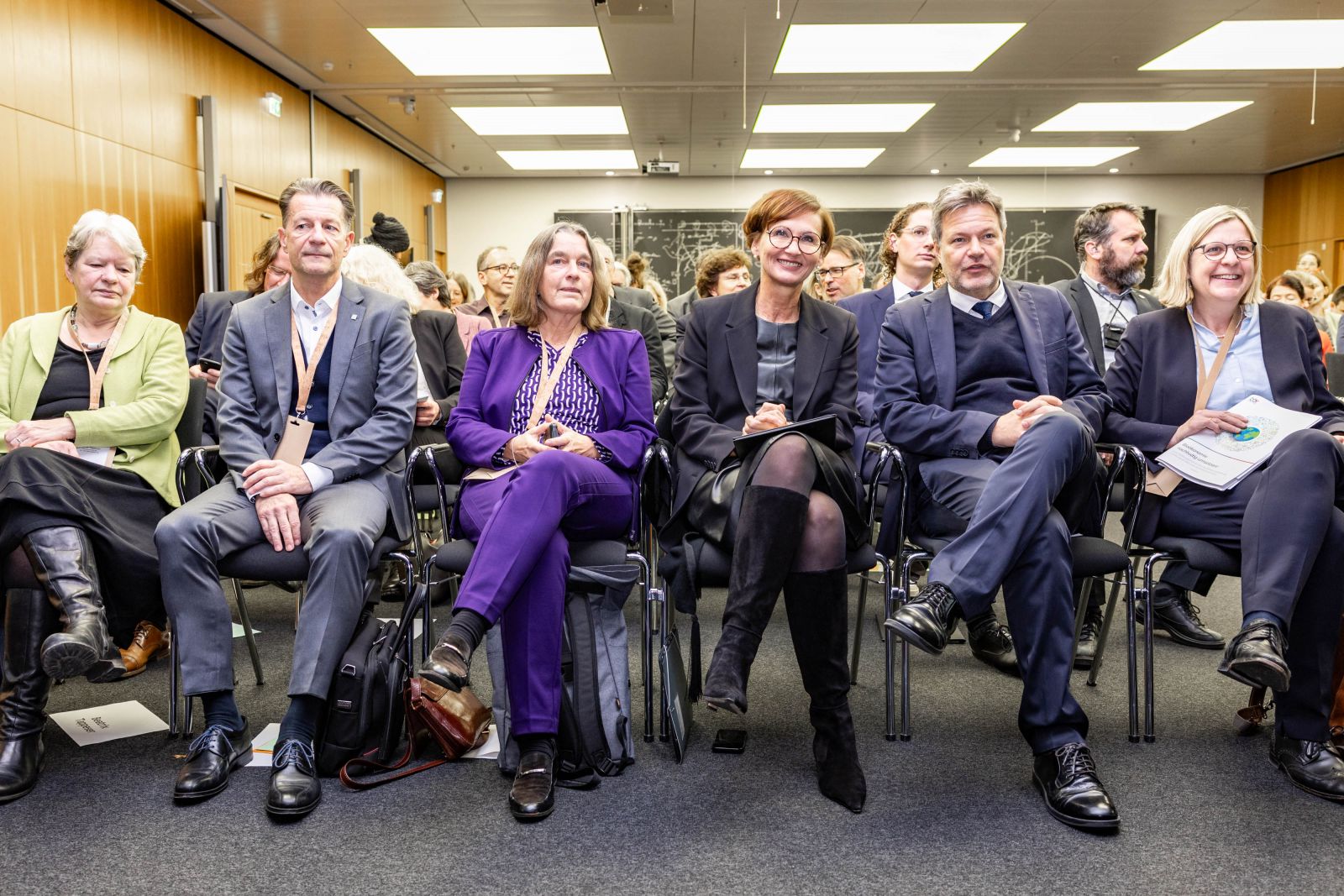 Das Bild zeigt Bundesministerin Stark-Watzinger und Vizekanzler Habeck mit den BÖR-Vorsitzenden. Das Bild zeigt Bundesministerin Stark-Watzinger und Vizekanzler Habeck mit den BÖR-Vorsitzenden.