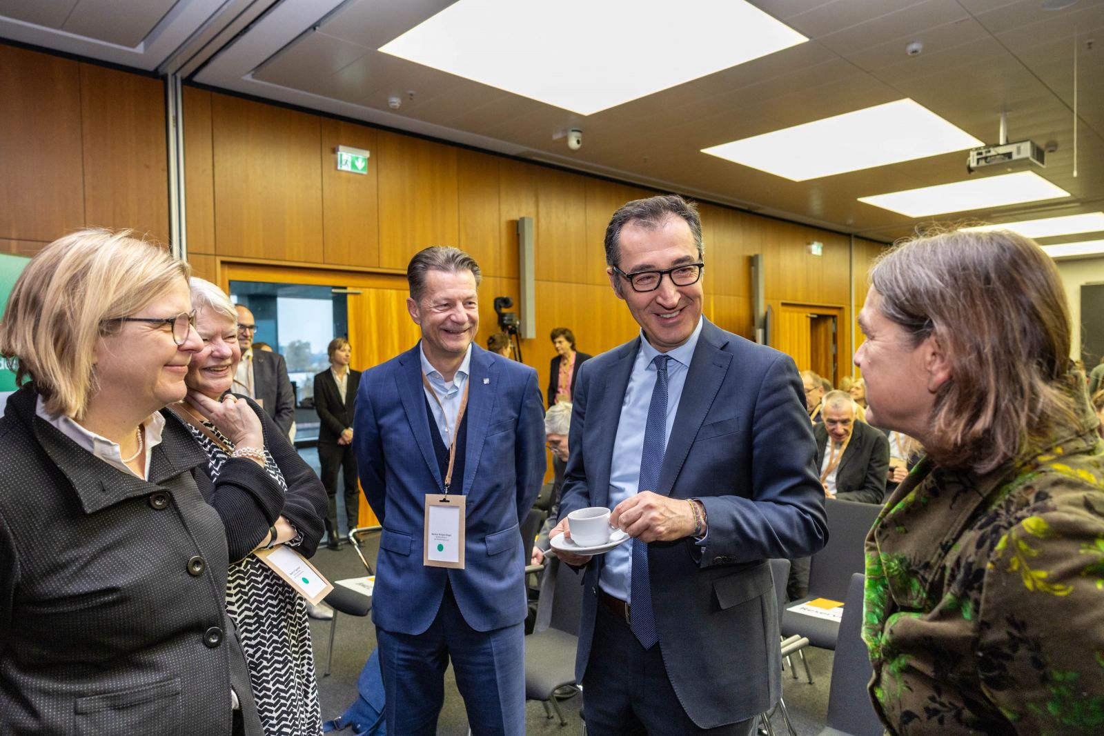 Das Bild zeigt Bundeslandwirtschaftsminister Cem Özdemir mit den beiden BÖR-Vorsitzenden.