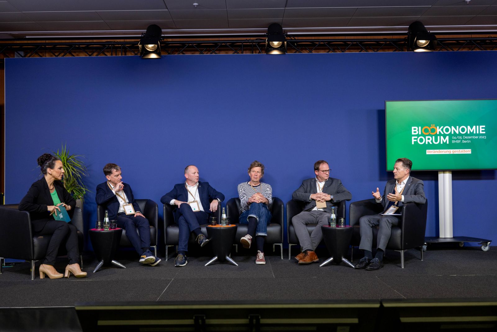 Das Bild zeigt die Podiumsdiskussion des ersten Themenblocks beim Bioökonomieforum 2023.