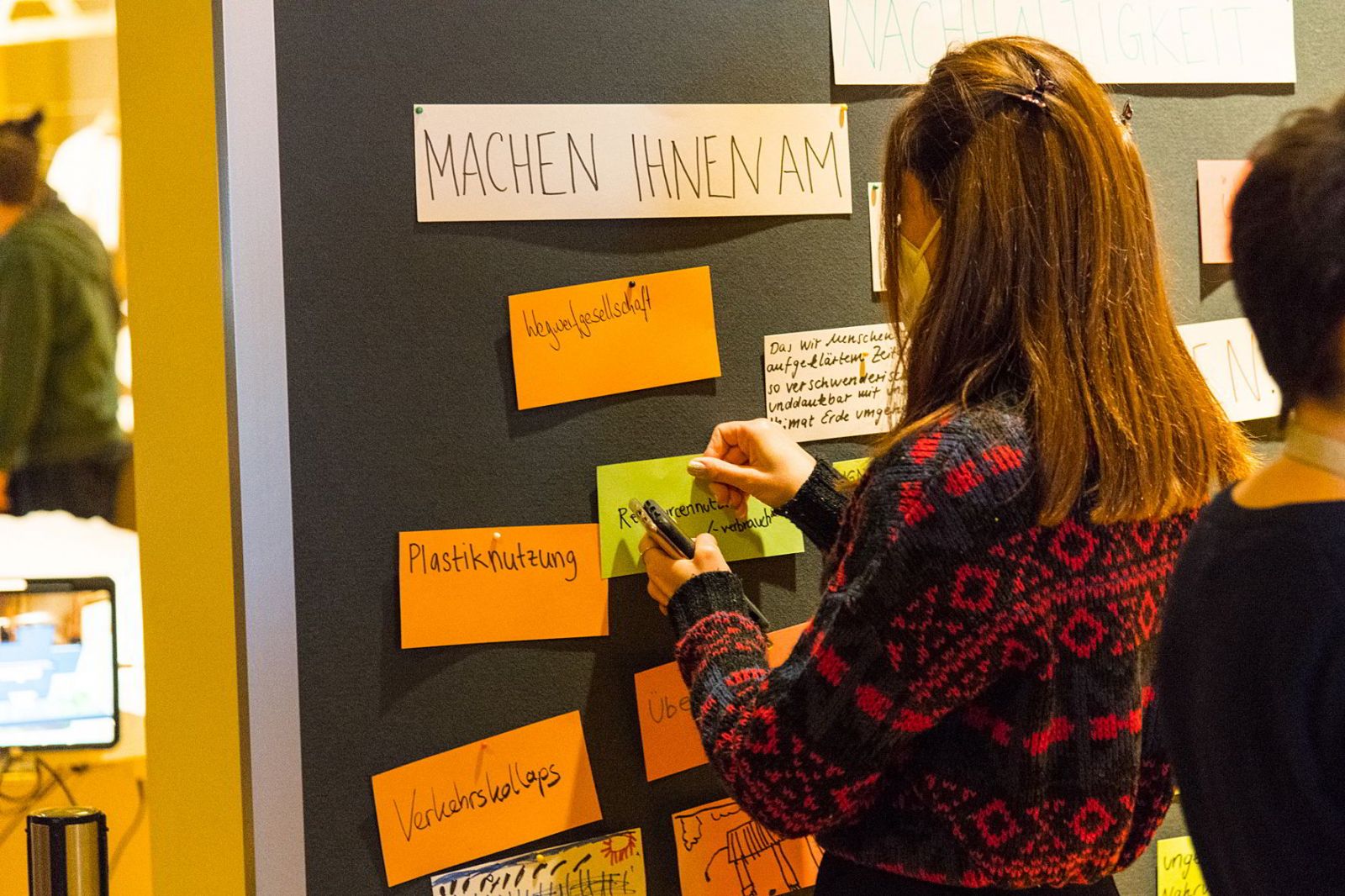 Eine Besucherin gibt Feedback zu Fragen der Bioökonomie