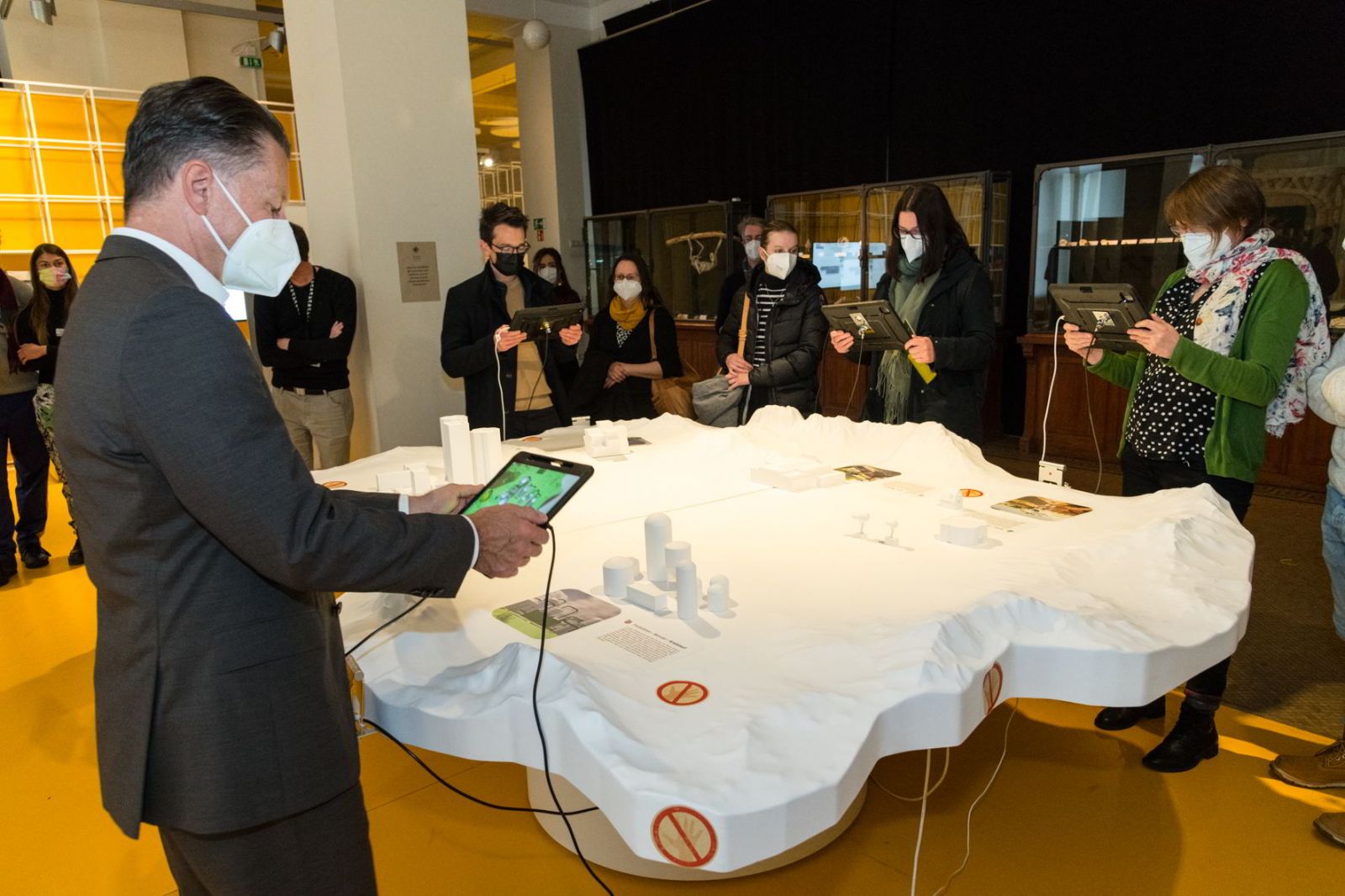 Markus Wolperdinger an einem interaktiven Ausstellungsstück
