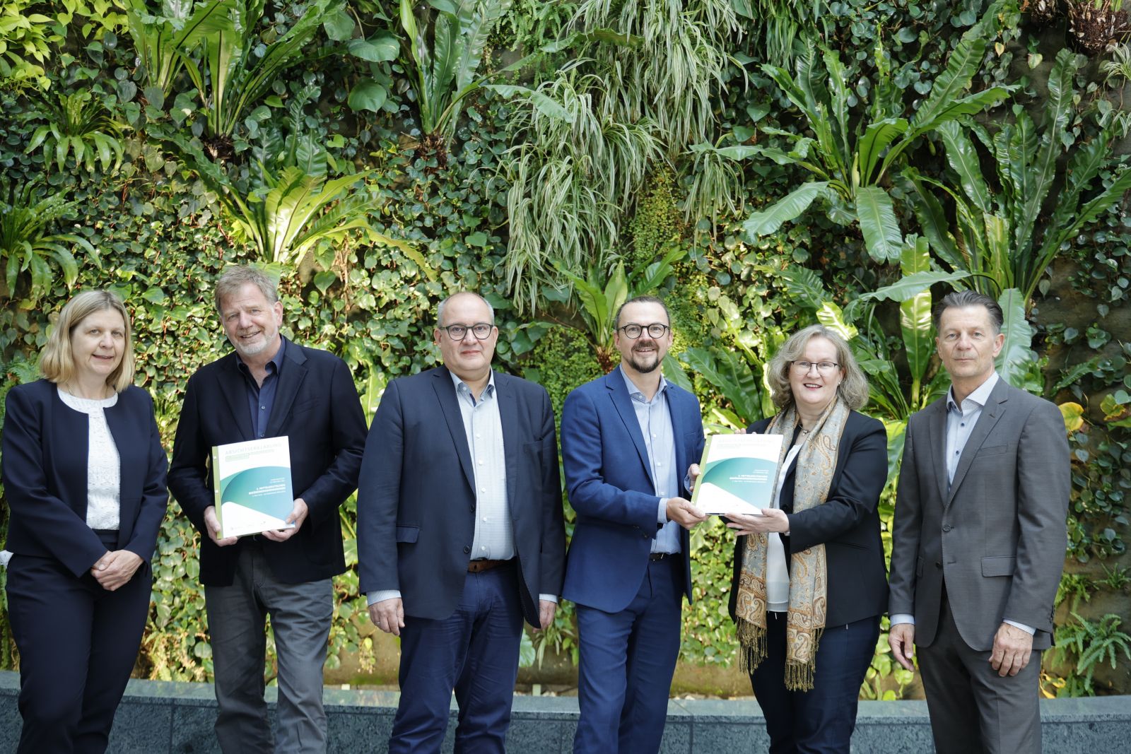 Bioökonomieregion Mitteldeutschland übergibt Absichtserklärung an den Bioökonomierat (v.l.n.r.). Prof. Dr. Daniela Thrän (BÖR), Dr. Joachim Schulze (Bioeconomy e.V.), Prof. Dr. Michael Böcher (BÖR), Henning Mertens (Metropolregion Mitteldeutschland Management GmbH), Prof. Dr. Stefanie Heiden (BÖR), Dr. Markus Wolperdinger (BÖR)