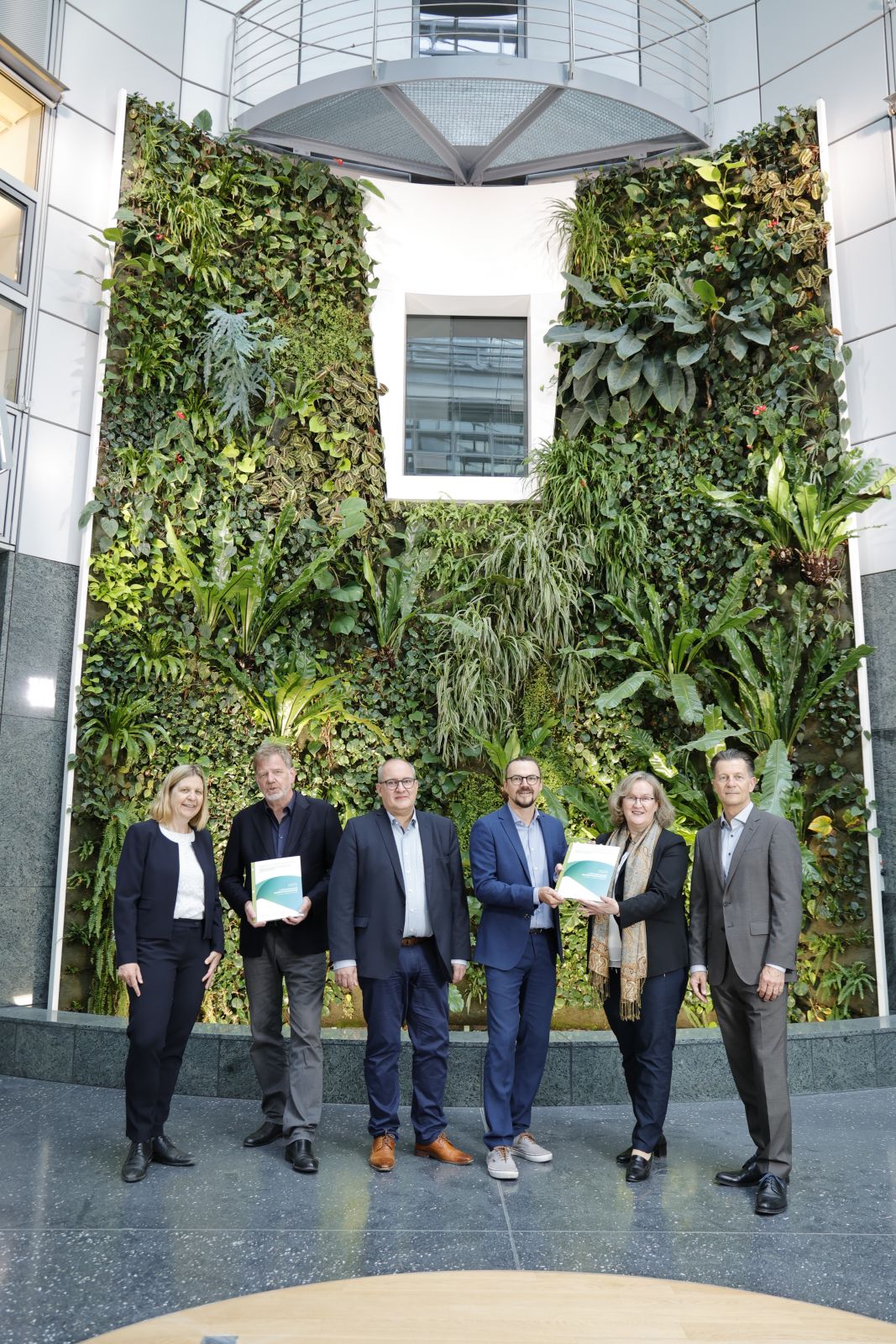 Bioökonomieregion Mitteldeutschland übergibt Absichtserklärung an den Bioökonomierat (v.l.n.r.). Prof. Dr. Daniela Thrän (BÖR), Dr. Joachim Schulze (Bioeconomy e.V.), Prof. Dr. Michael Böcher (BÖR), Henning Mertens (Metropolregion Mitteldeutschland Management GmbH), Prof. Dr. Stefanie Heiden (BÖR), Dr. Markus Wolperdinger (BÖR) Bioökonomieregion Mitteldeutschland übergibt Absichtserklärung an den Bioökonomierat (v.l.n.r.). Prof. Dr. Daniela Thrän (BÖR), Dr. Joachim Schulze (Bioeconomy e.V.), Prof. Dr. Michael Böcher (BÖR), Henning Mertens (Metropolregion Mitteldeutschland Management GmbH), Prof. Dr. Stefanie Heiden (BÖR), Dr. Markus Wolperdinger (BÖR)