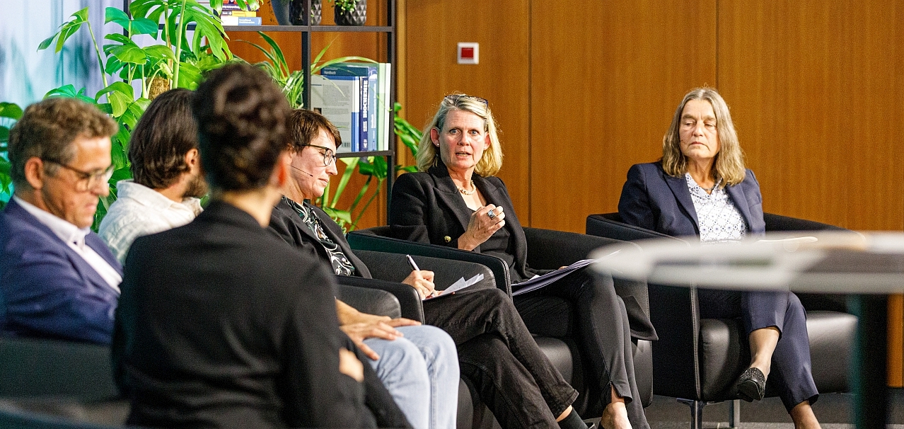 In einer Podiumsdiskussion tauschen sich Iris Lewandowski und weitere Expert*innen zur Rolle der Bioökonomie zur Überwindung von Energie- und Ernährungskrisen aus  